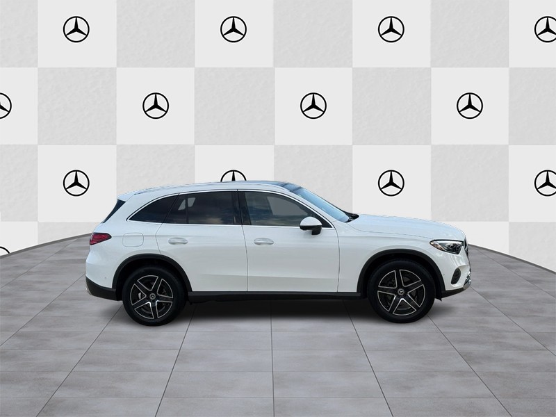 Mercedes-Benz GLC Vehicle Full-screen Gallery Image 2