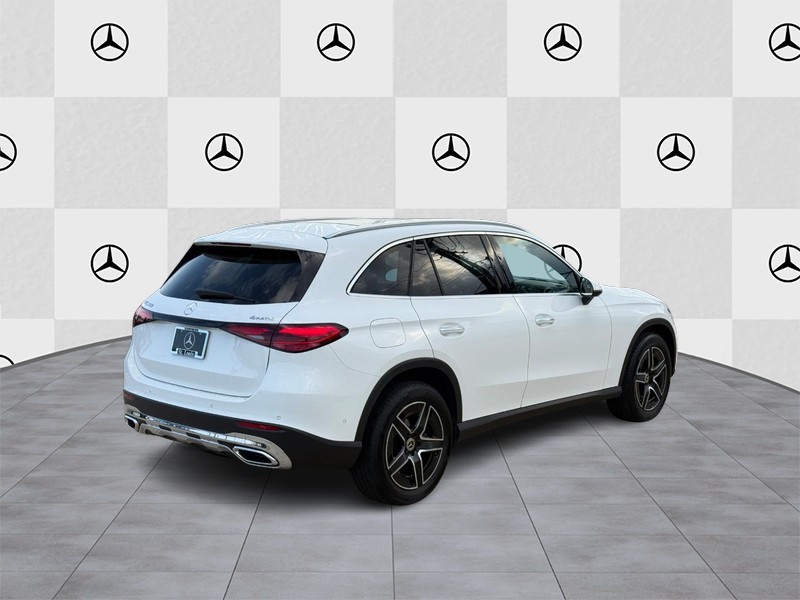 Mercedes-Benz GLC Vehicle Full-screen Gallery Image 3