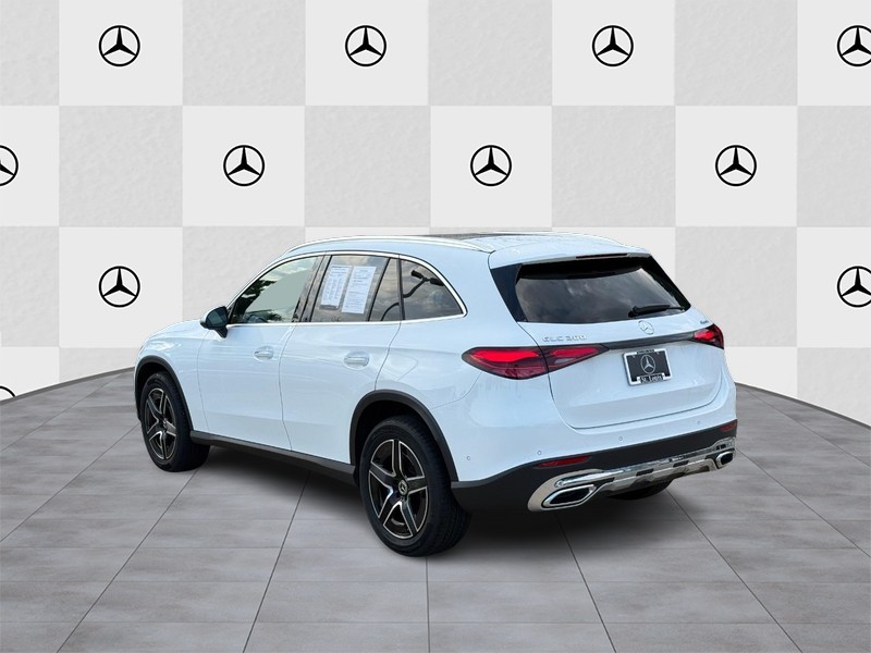 Mercedes-Benz GLC Vehicle Full-screen Gallery Image 4