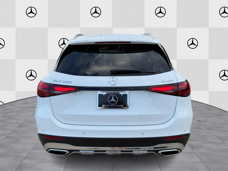 Mercedes-Benz GLC Vehicle Full-screen Gallery Image 6