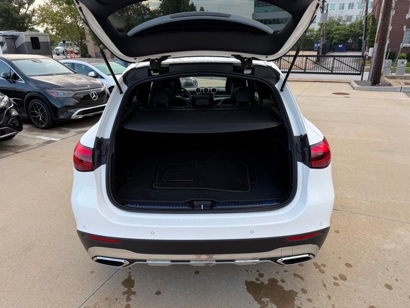 Mercedes-Benz GLC Vehicle Full-screen Gallery Image 8