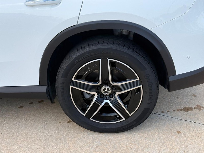 Mercedes-Benz GLC Vehicle Full-screen Gallery Image 9