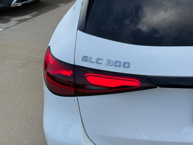 Mercedes-Benz GLC Vehicle Full-screen Gallery Image 10