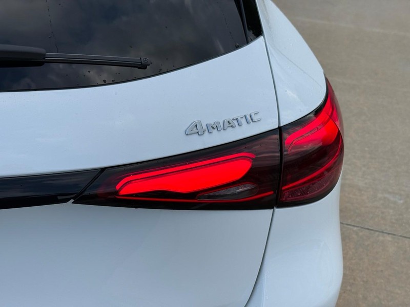 Mercedes-Benz GLC Vehicle Full-screen Gallery Image 11