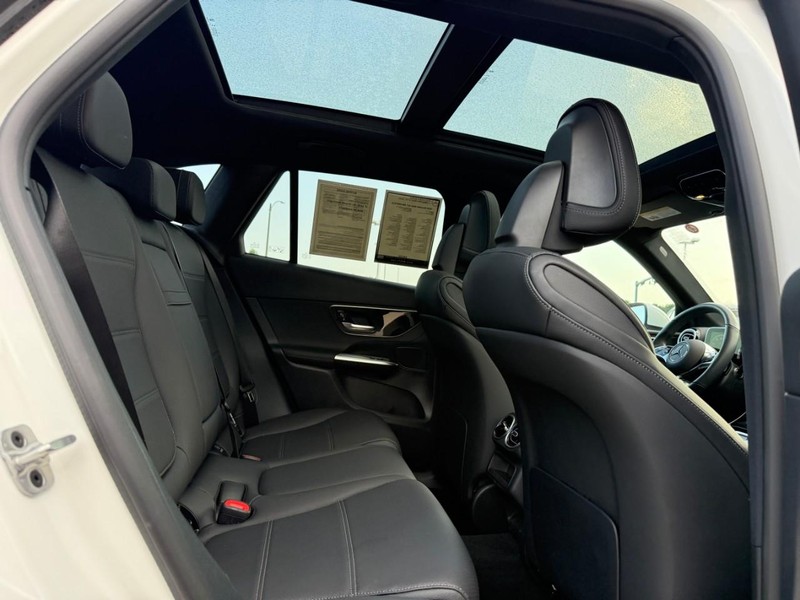 Mercedes-Benz GLC Vehicle Full-screen Gallery Image 12