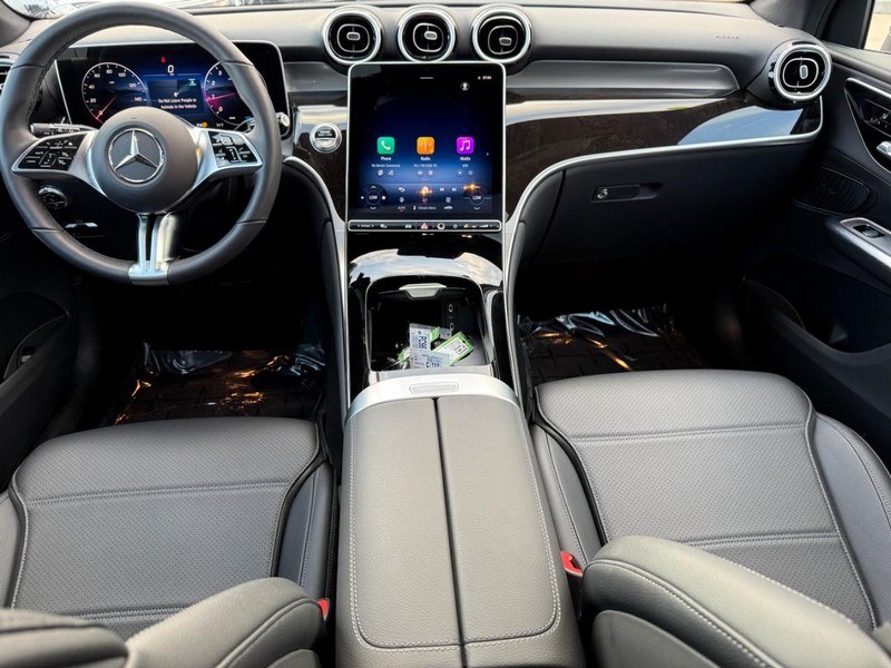 Mercedes-Benz GLC Vehicle Full-screen Gallery Image 13