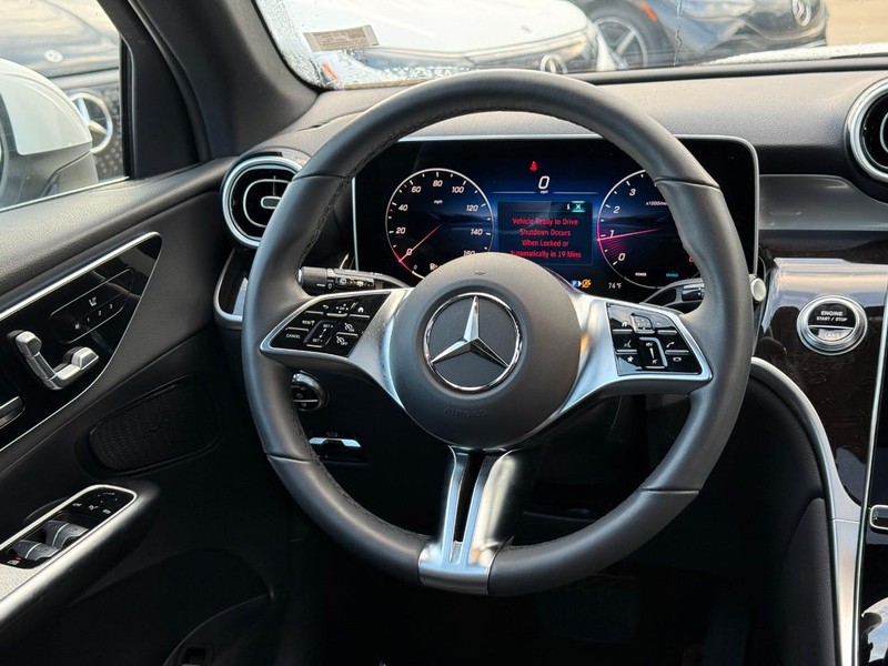 Mercedes-Benz GLC Vehicle Full-screen Gallery Image 14