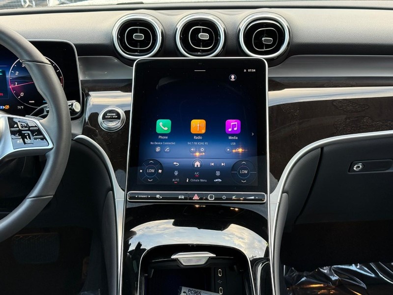 Mercedes-Benz GLC Vehicle Full-screen Gallery Image 16