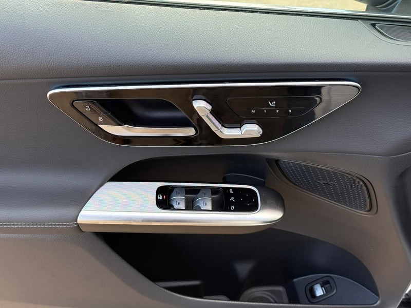 Mercedes-Benz GLC Vehicle Full-screen Gallery Image 17