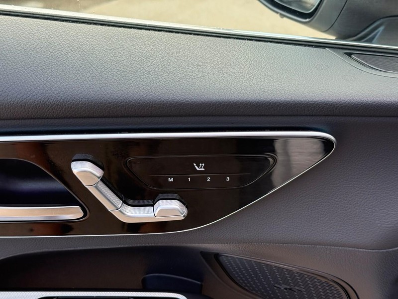 Mercedes-Benz GLC Vehicle Full-screen Gallery Image 18