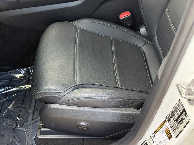 Mercedes-Benz GLC Vehicle Full-screen Gallery Image 19