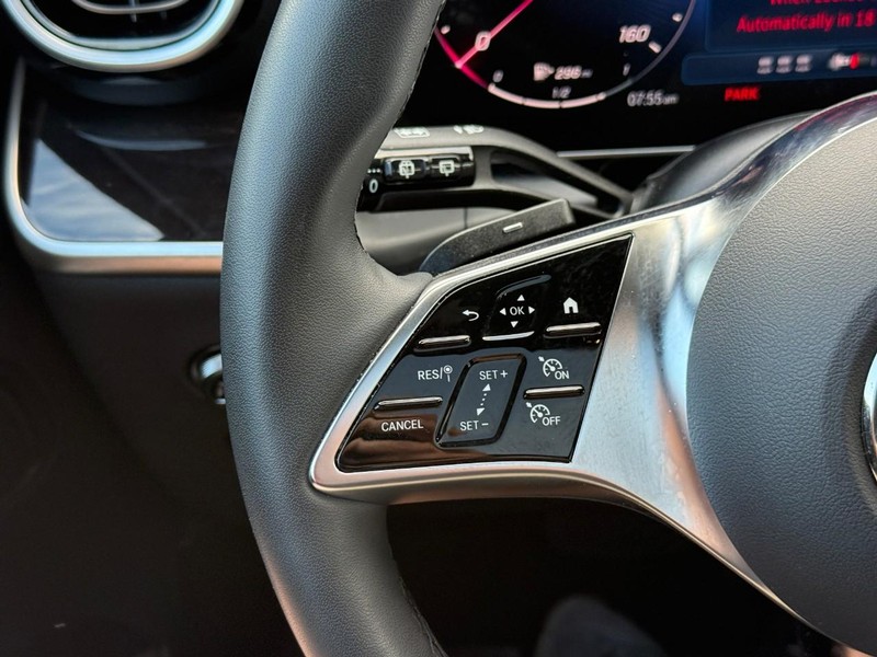 Mercedes-Benz GLC Vehicle Full-screen Gallery Image 20
