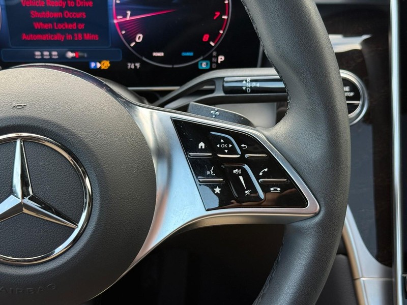 Mercedes-Benz GLC Vehicle Full-screen Gallery Image 21