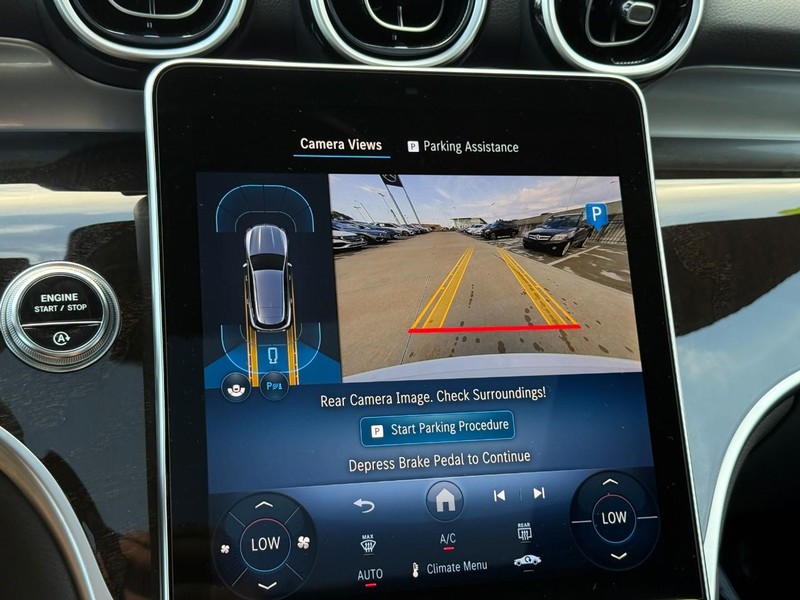 Mercedes-Benz GLC Vehicle Full-screen Gallery Image 22