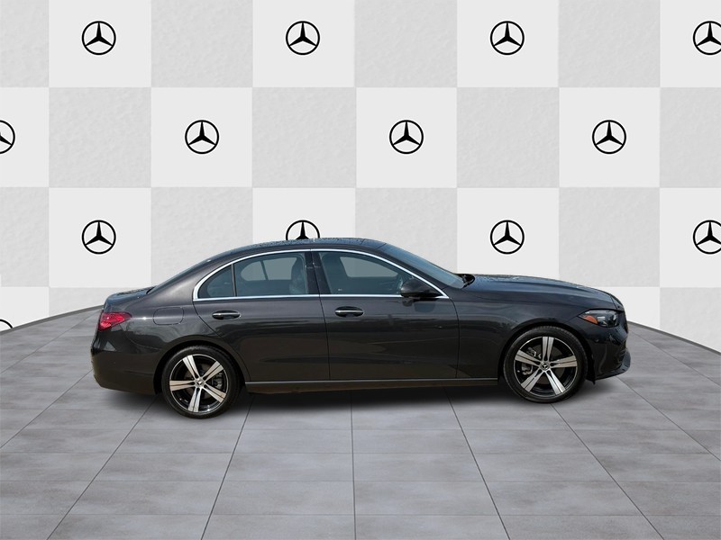 Mercedes-Benz C-Class Vehicle Full-screen Gallery Image 2