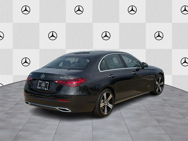 Mercedes-Benz C-Class Vehicle Full-screen Gallery Image 3