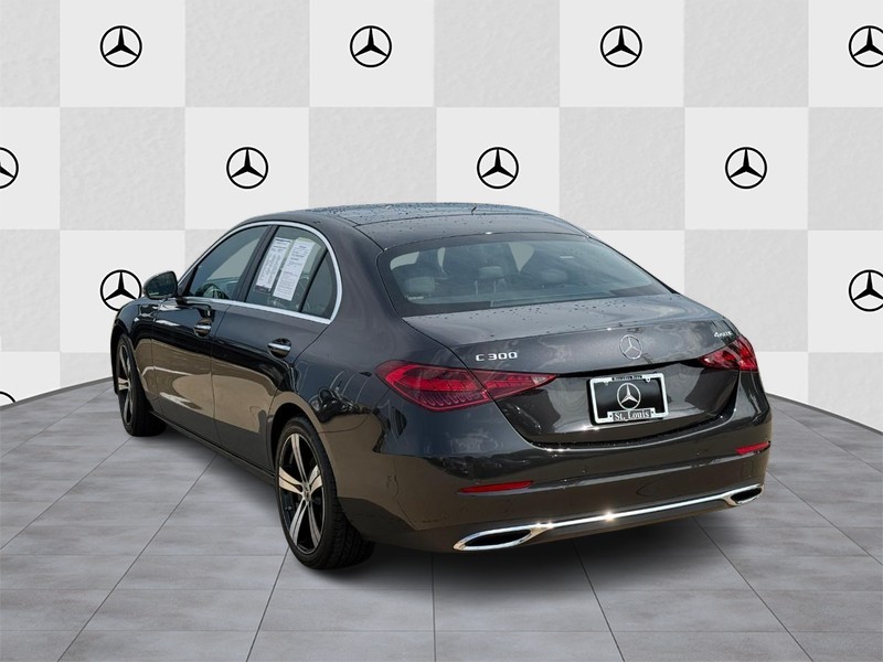 Mercedes-Benz C-Class Vehicle Full-screen Gallery Image 4