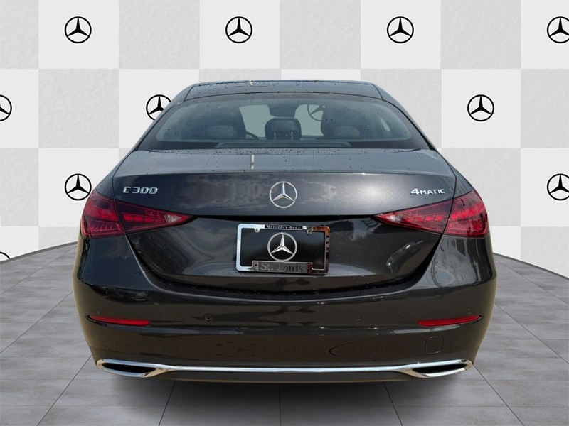 Mercedes-Benz C-Class Vehicle Full-screen Gallery Image 6
