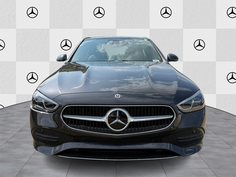 Mercedes-Benz C-Class Vehicle Full-screen Gallery Image 7