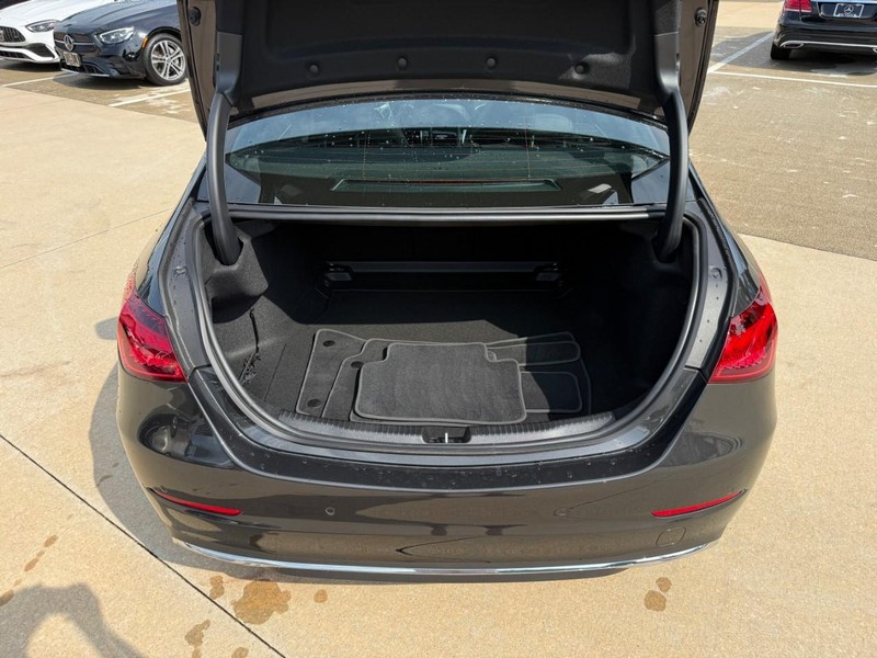 Mercedes-Benz C-Class Vehicle Full-screen Gallery Image 8