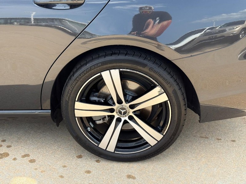 Mercedes-Benz C-Class Vehicle Full-screen Gallery Image 9