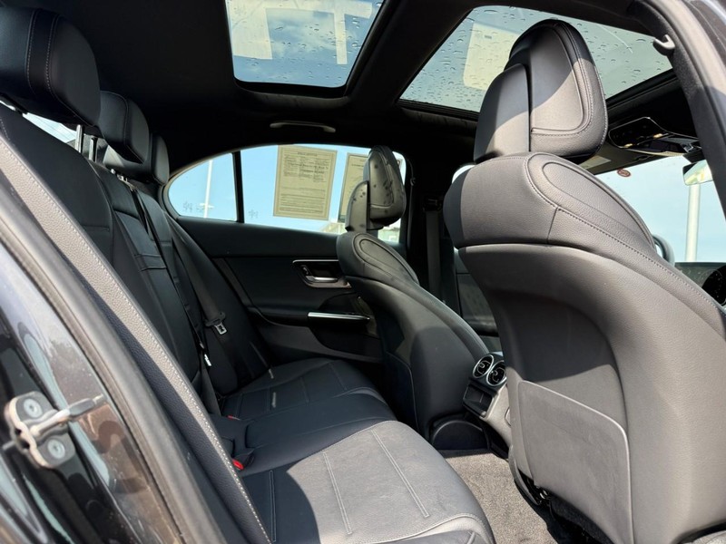 Mercedes-Benz C-Class Vehicle Full-screen Gallery Image 12