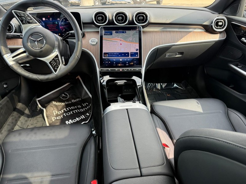 Mercedes-Benz C-Class Vehicle Full-screen Gallery Image 13
