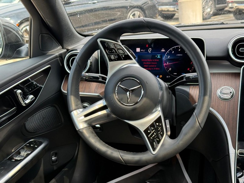 Mercedes-Benz C-Class Vehicle Full-screen Gallery Image 14