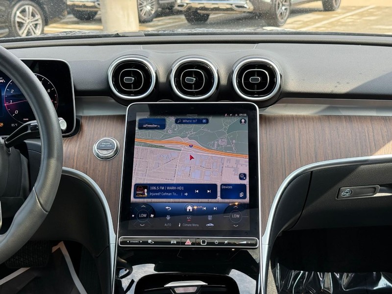 Mercedes-Benz C-Class Vehicle Full-screen Gallery Image 15