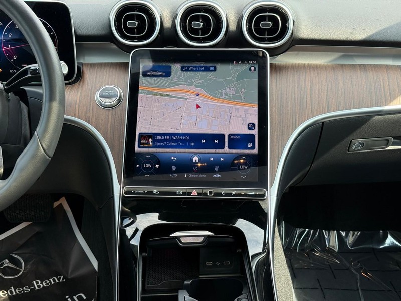 Mercedes-Benz C-Class Vehicle Full-screen Gallery Image 16