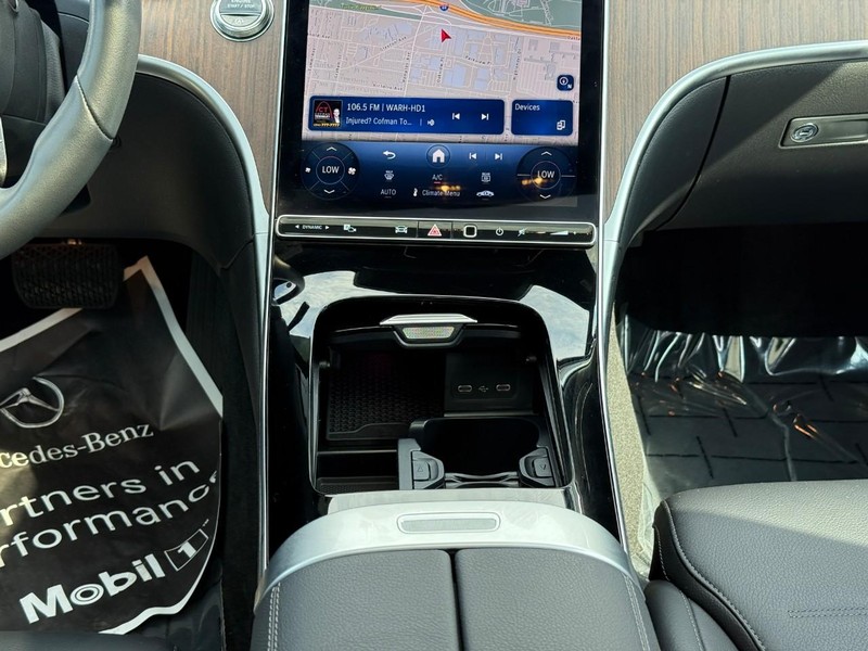 Mercedes-Benz C-Class Vehicle Full-screen Gallery Image 17