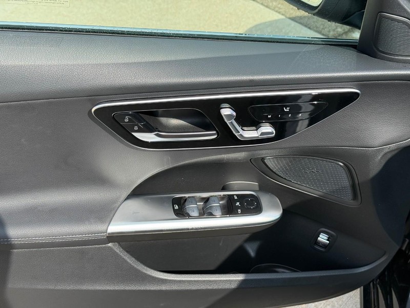 Mercedes-Benz C-Class Vehicle Full-screen Gallery Image 18