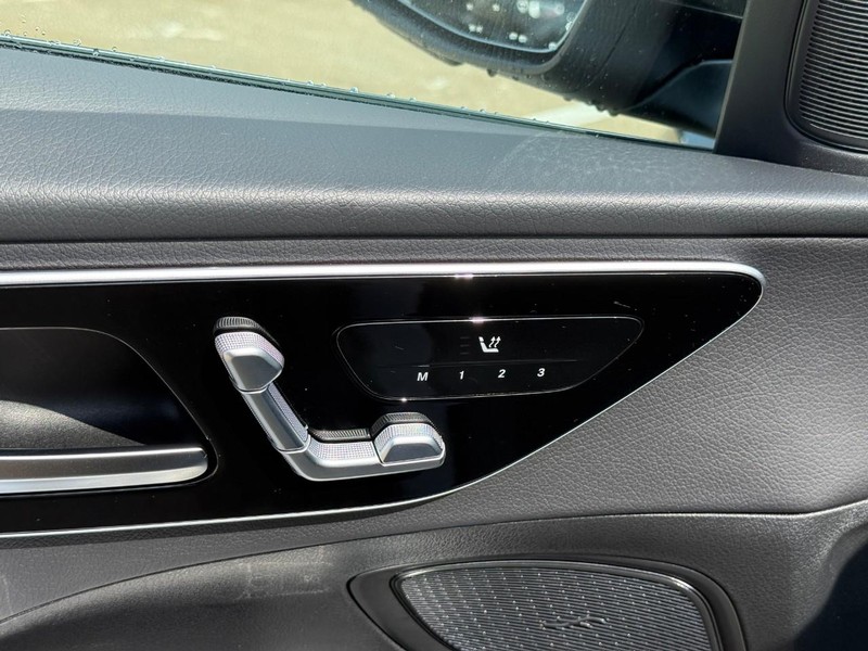 Mercedes-Benz C-Class Vehicle Full-screen Gallery Image 19