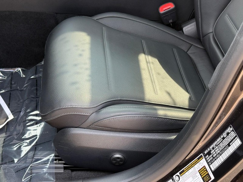 Mercedes-Benz C-Class Vehicle Full-screen Gallery Image 20
