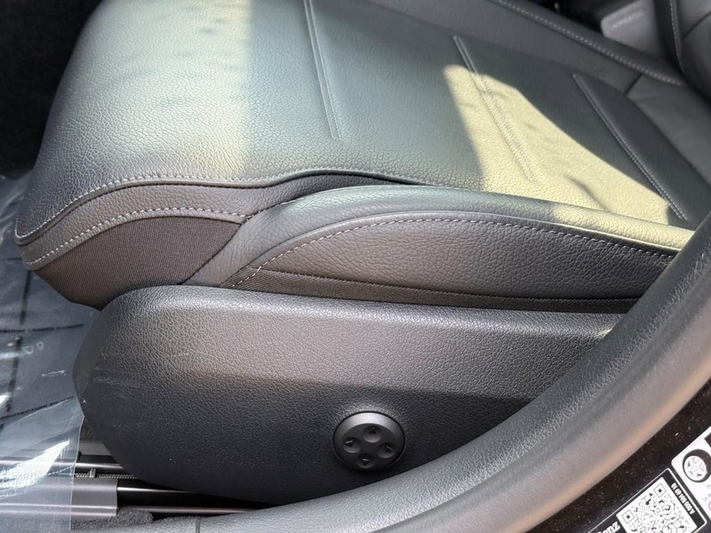 Mercedes-Benz C-Class Vehicle Full-screen Gallery Image 21