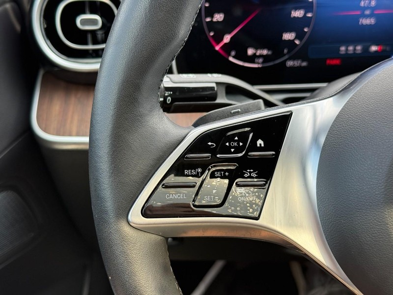 Mercedes-Benz C-Class Vehicle Full-screen Gallery Image 22