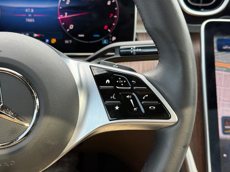 Mercedes-Benz C-Class Vehicle Full-screen Gallery Image 23