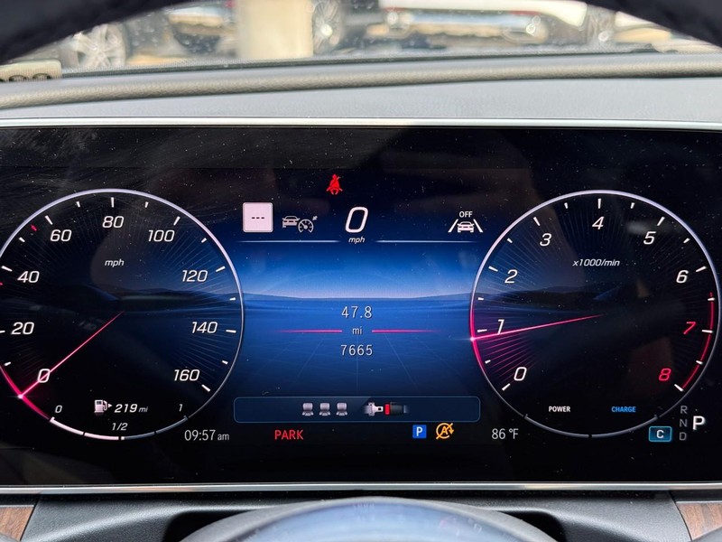 Mercedes-Benz C-Class Vehicle Full-screen Gallery Image 24