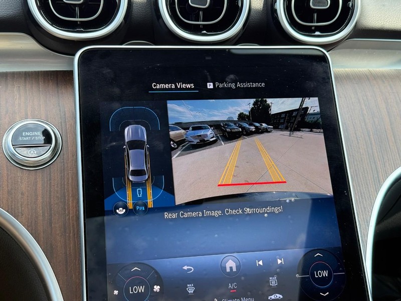 Mercedes-Benz C-Class Vehicle Full-screen Gallery Image 25