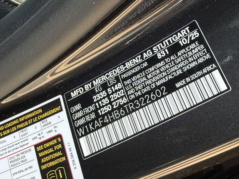 Mercedes-Benz C-Class Vehicle Full-screen Gallery Image 27