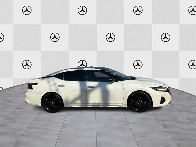 Nissan Maxima Vehicle Full-screen Gallery Image 2