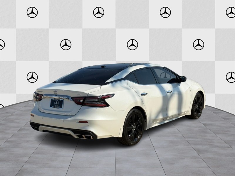 Nissan Maxima Vehicle Full-screen Gallery Image 3