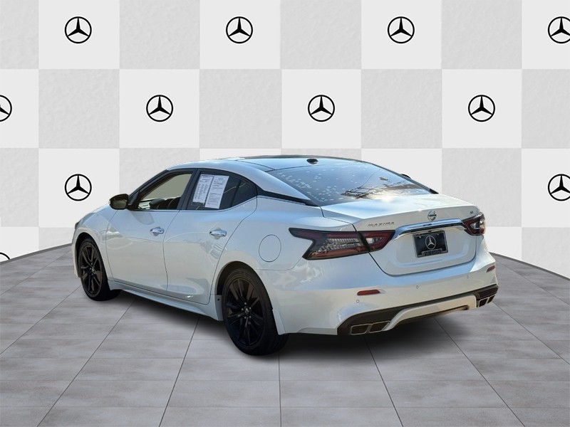 Nissan Maxima Vehicle Full-screen Gallery Image 4