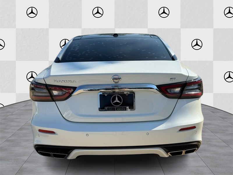 Nissan Maxima Vehicle Full-screen Gallery Image 6