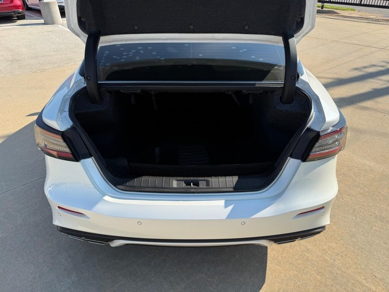 Nissan Maxima Vehicle Full-screen Gallery Image 8