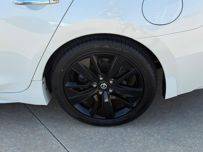 Nissan Maxima Vehicle Full-screen Gallery Image 9