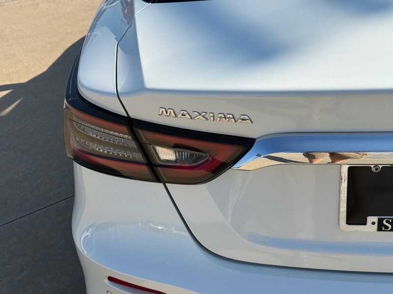Nissan Maxima Vehicle Full-screen Gallery Image 10