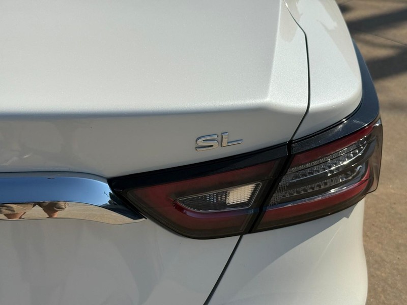Nissan Maxima Vehicle Full-screen Gallery Image 11
