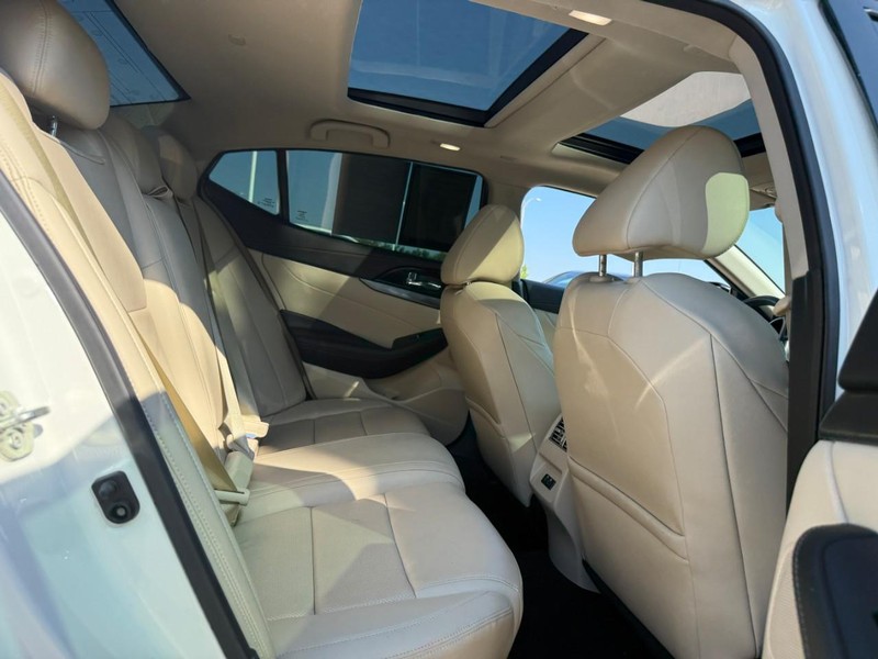 Nissan Maxima Vehicle Full-screen Gallery Image 12