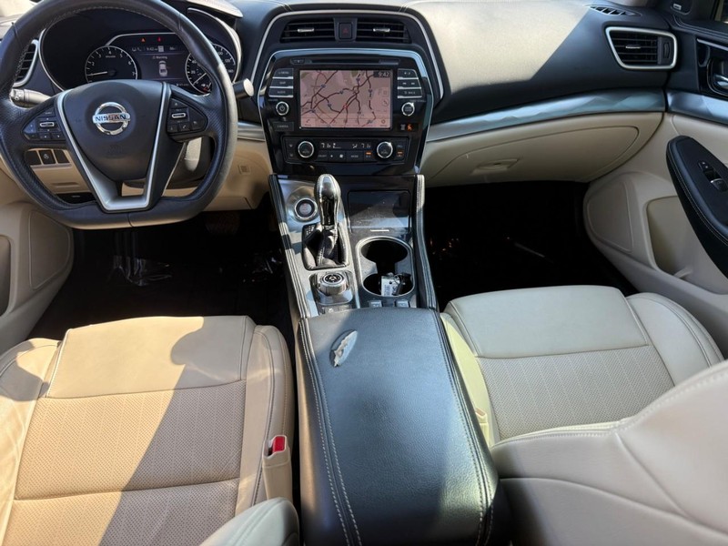 Nissan Maxima Vehicle Full-screen Gallery Image 13
